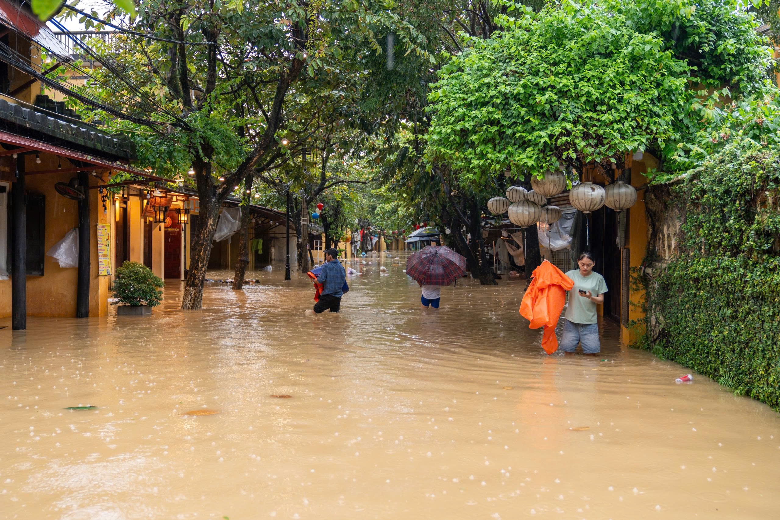 Phố cổ Hội An ngập nặng - Ảnh 3.