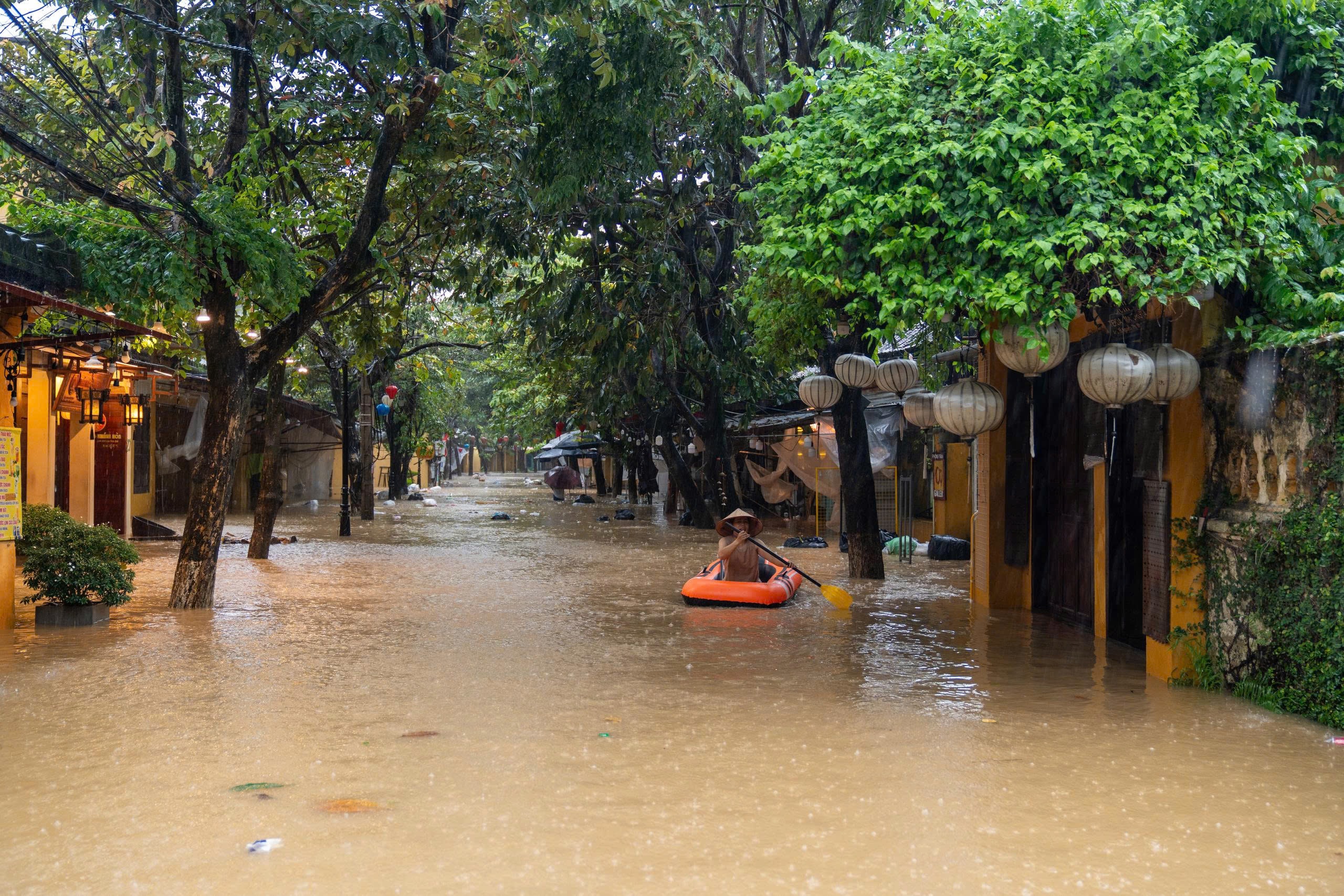 Phố cổ Hội An ngập nặng - Ảnh 2.