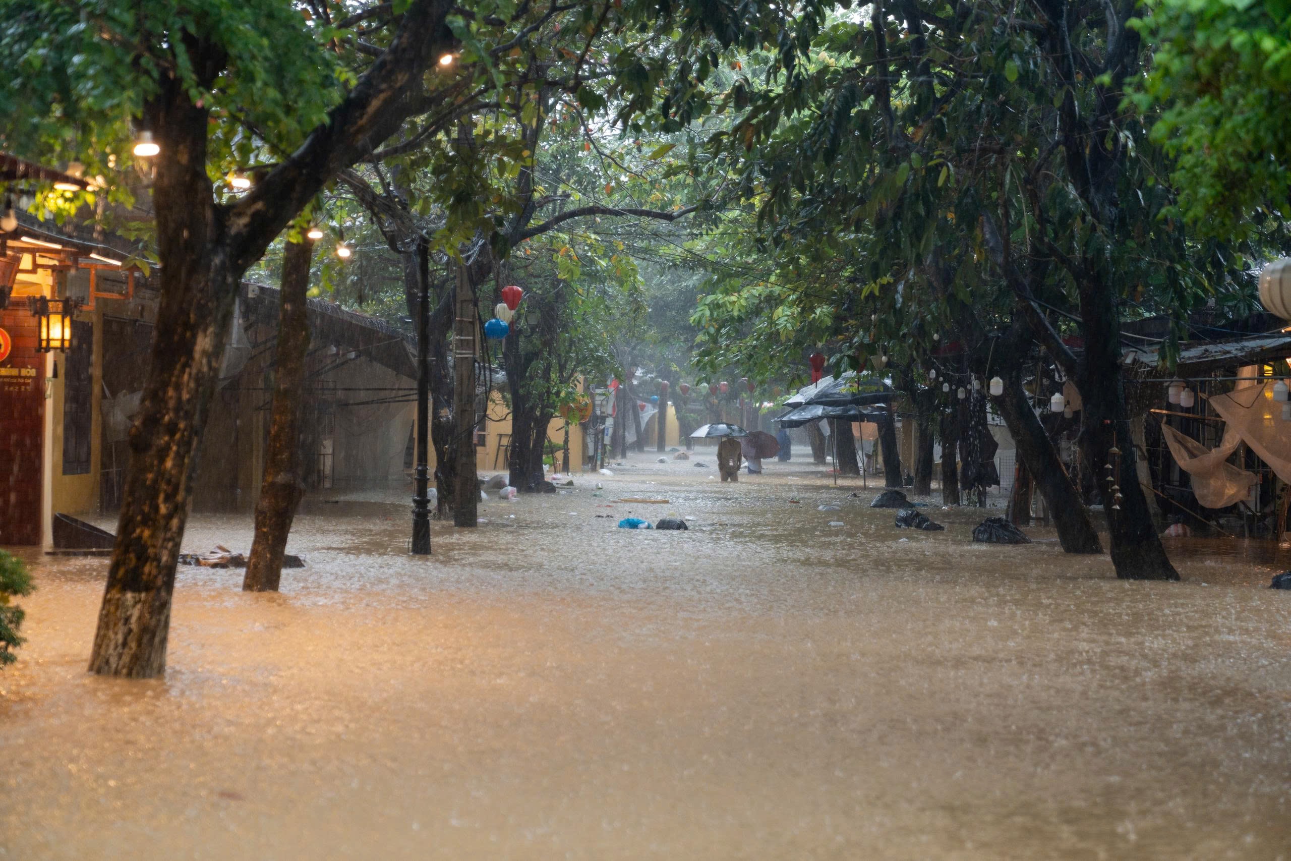 Phố cổ Hội An ngập nặng - Ảnh 4.
