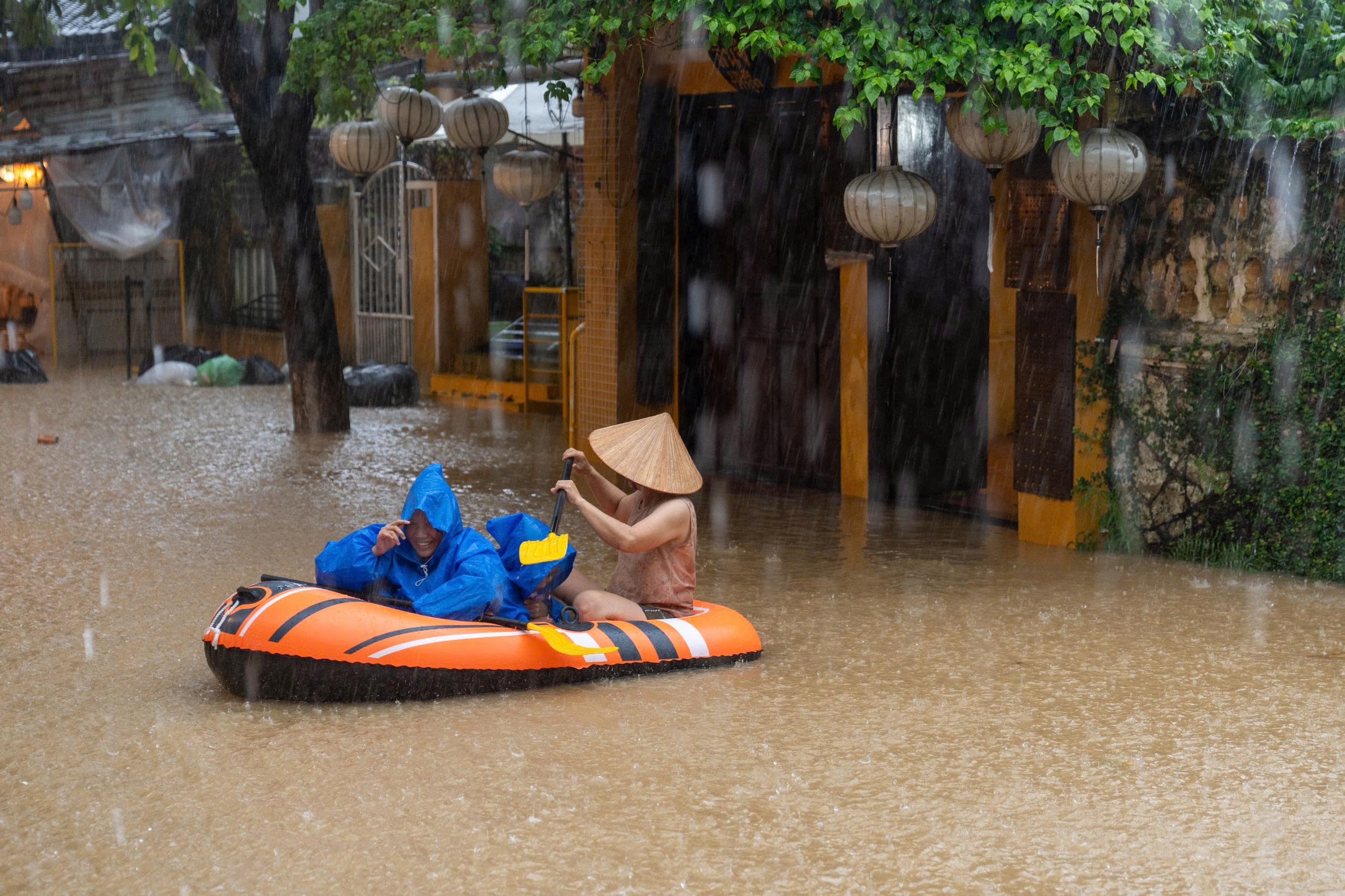 Phố cổ Hội An ngập nặng - Ảnh 15.