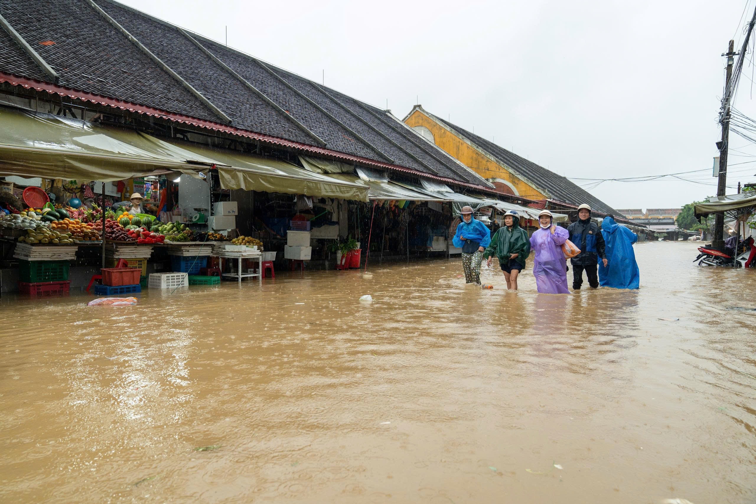 Phố cổ Hội An ngập nặng - Ảnh 5.