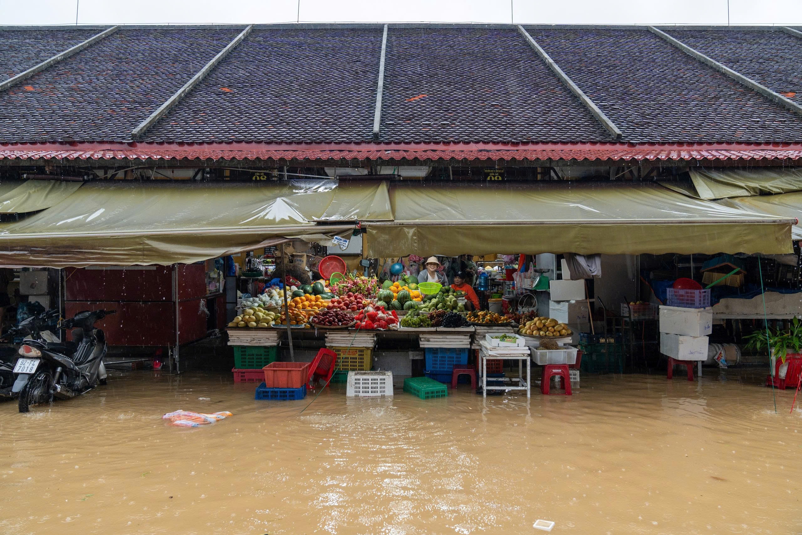 Phố cổ Hội An ngập nặng - Ảnh 6.