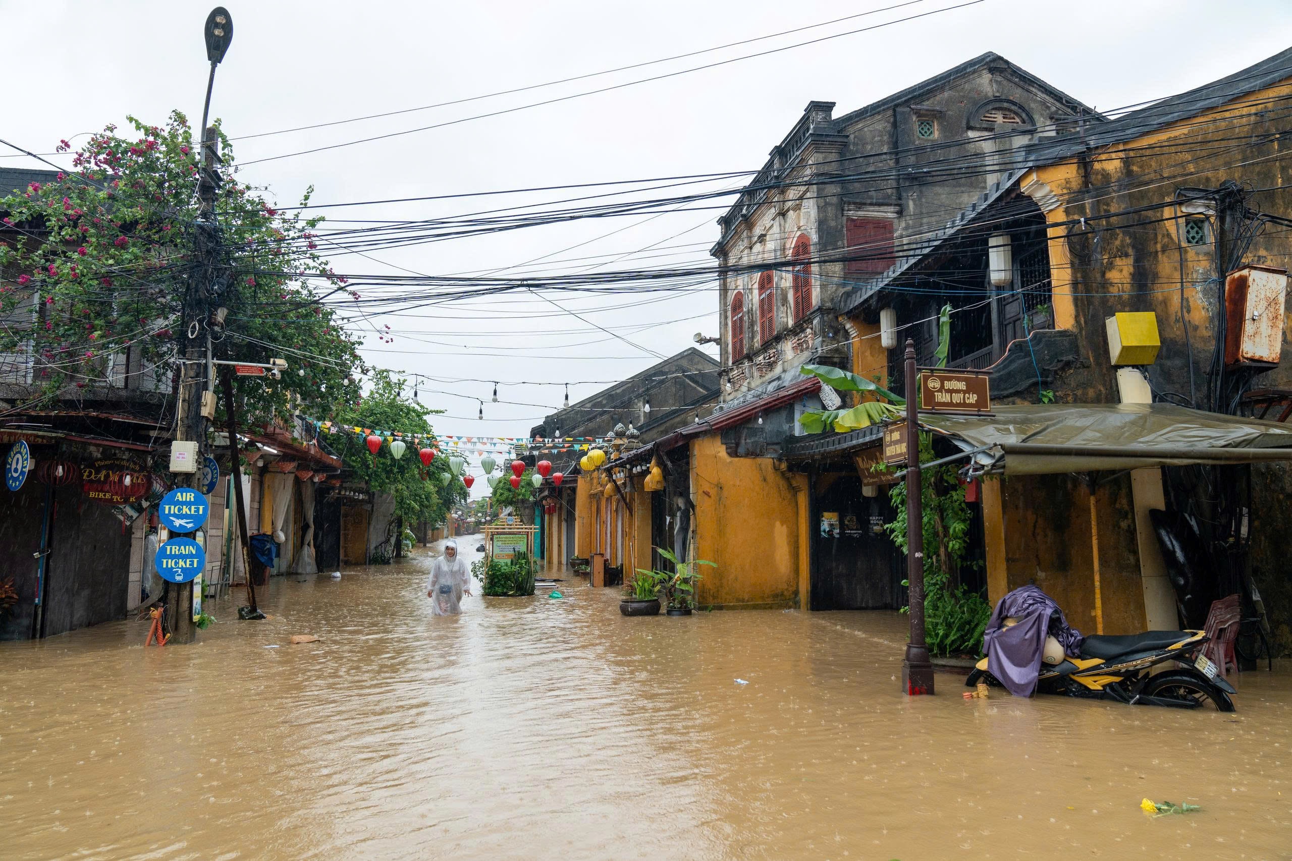 Phố cổ Hội An ngập nặng - Ảnh 19.