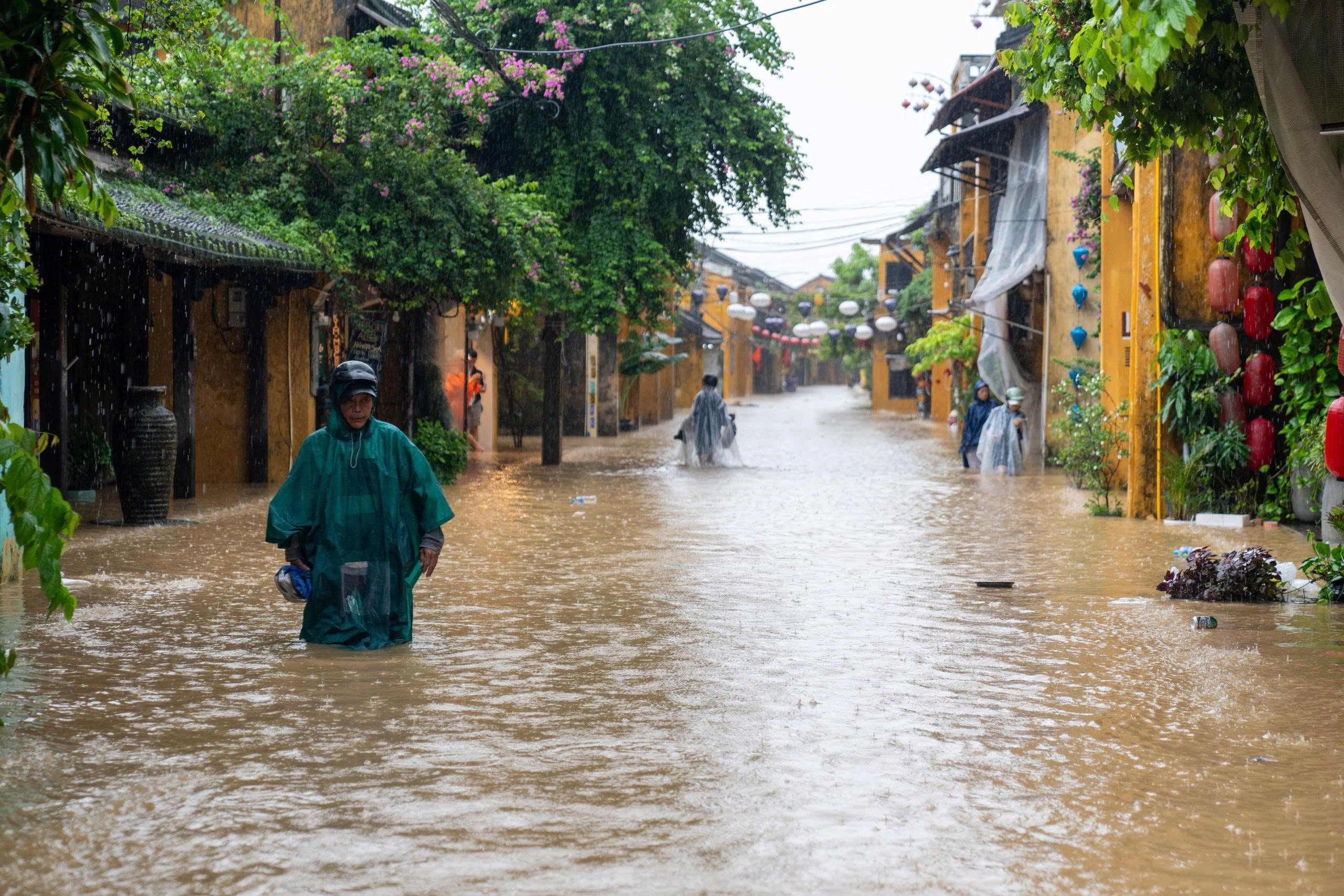 Phố cổ Hội An ngập nặng - Ảnh 24.