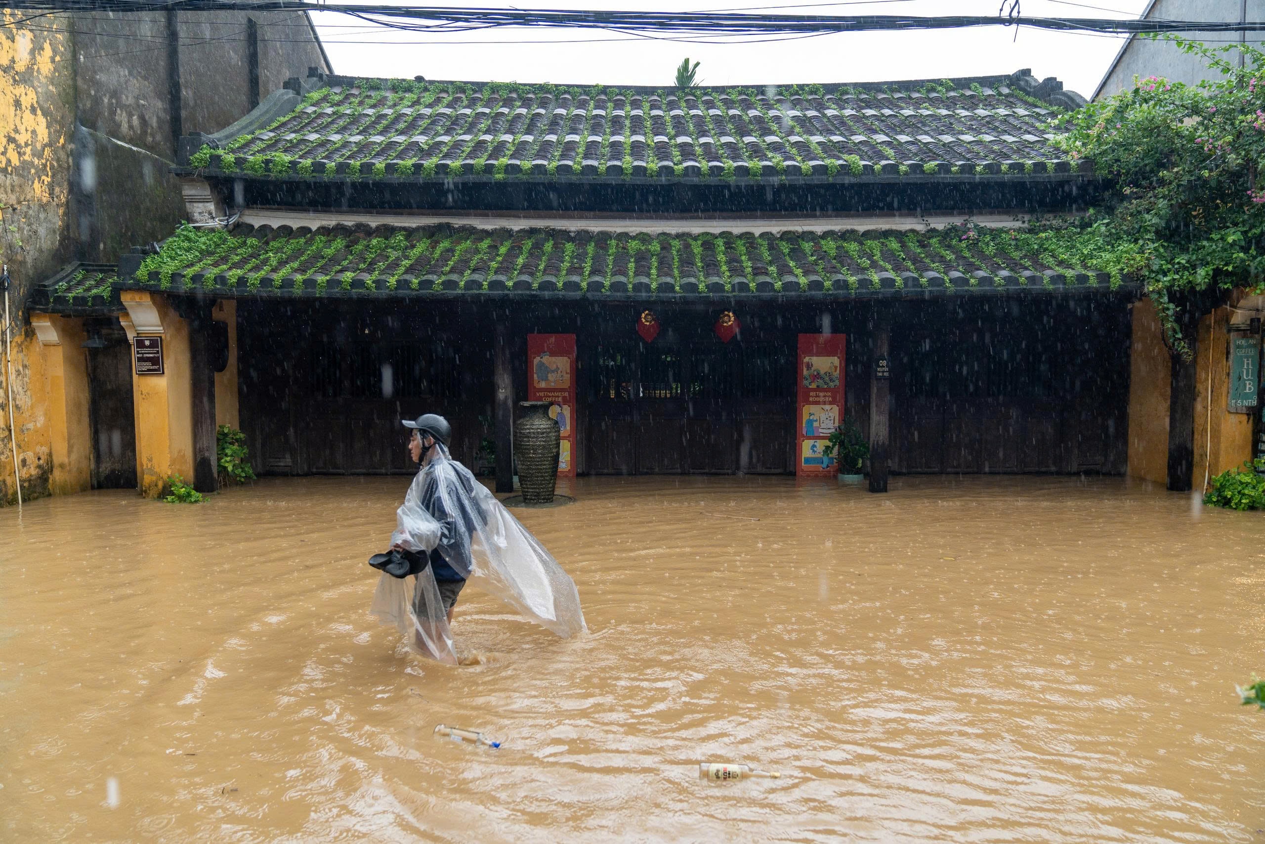 Phố cổ Hội An ngập nặng - Ảnh 7.