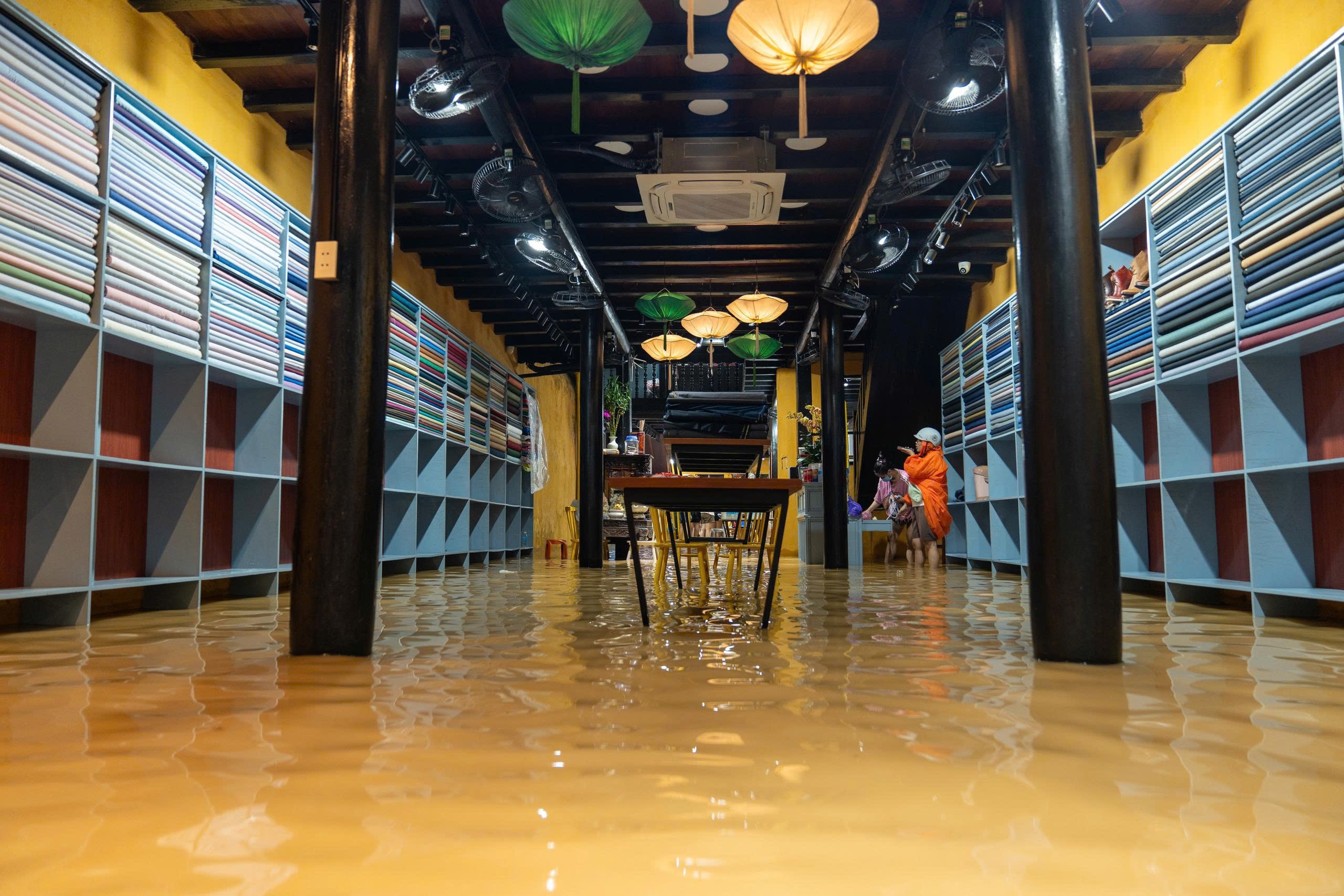 Phố cổ Hội An ngập nặng - Ảnh 12.