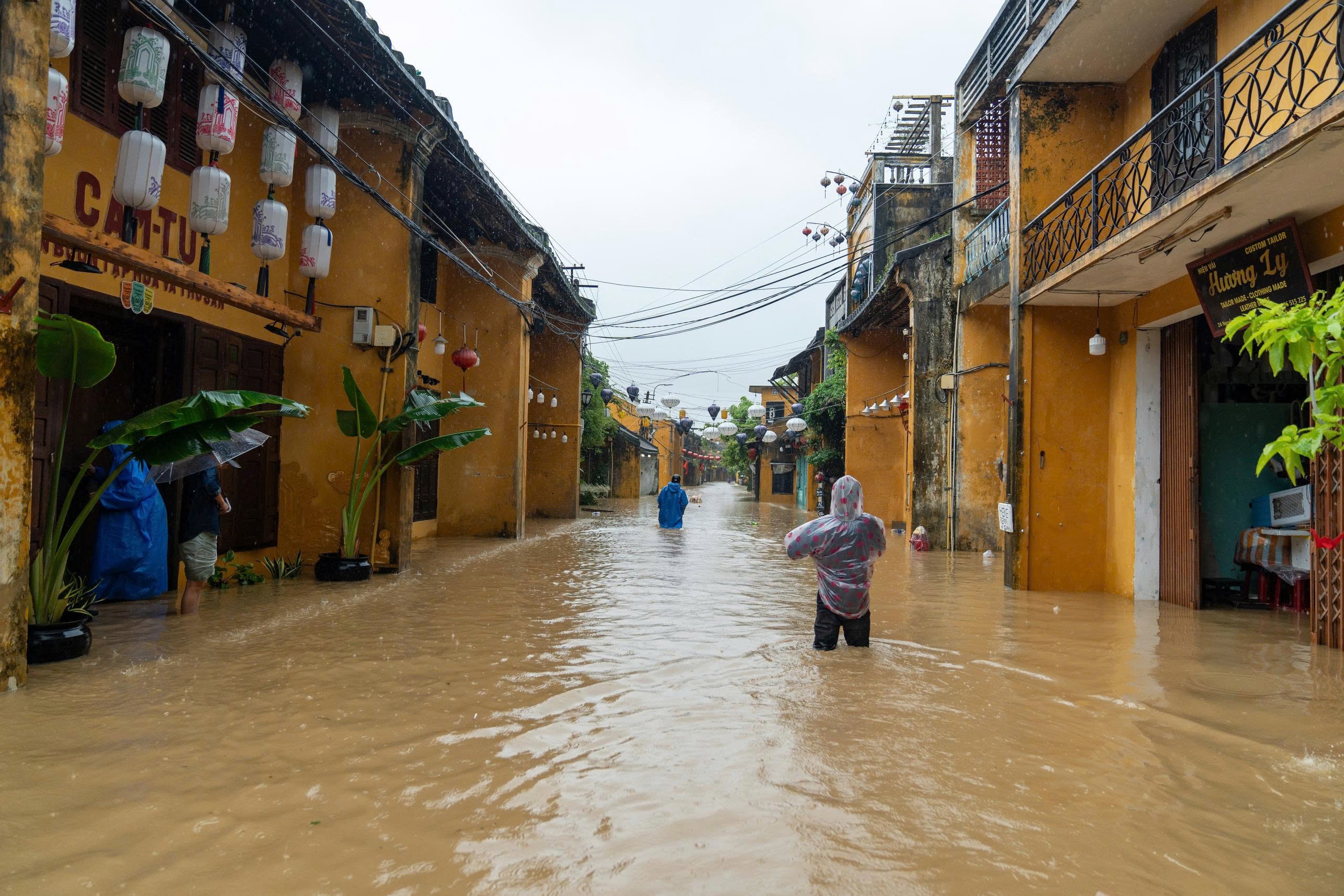 Phố cổ Hội An ngập nặng - Ảnh 25.
