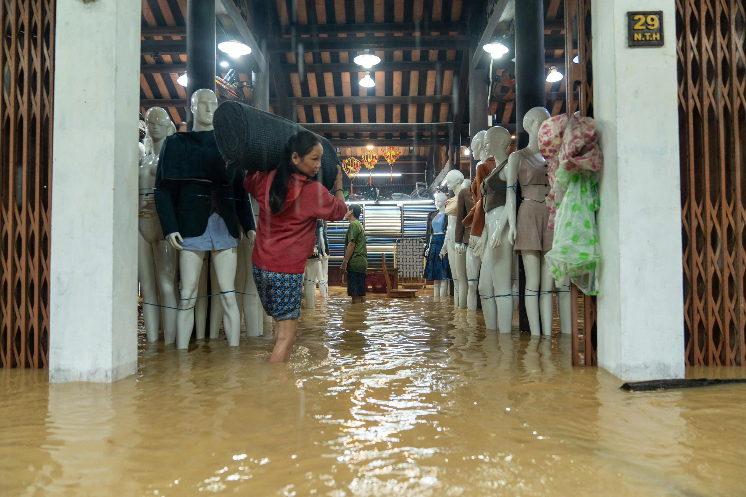 Phố cổ Hội An ngập nặng - Ảnh 13.