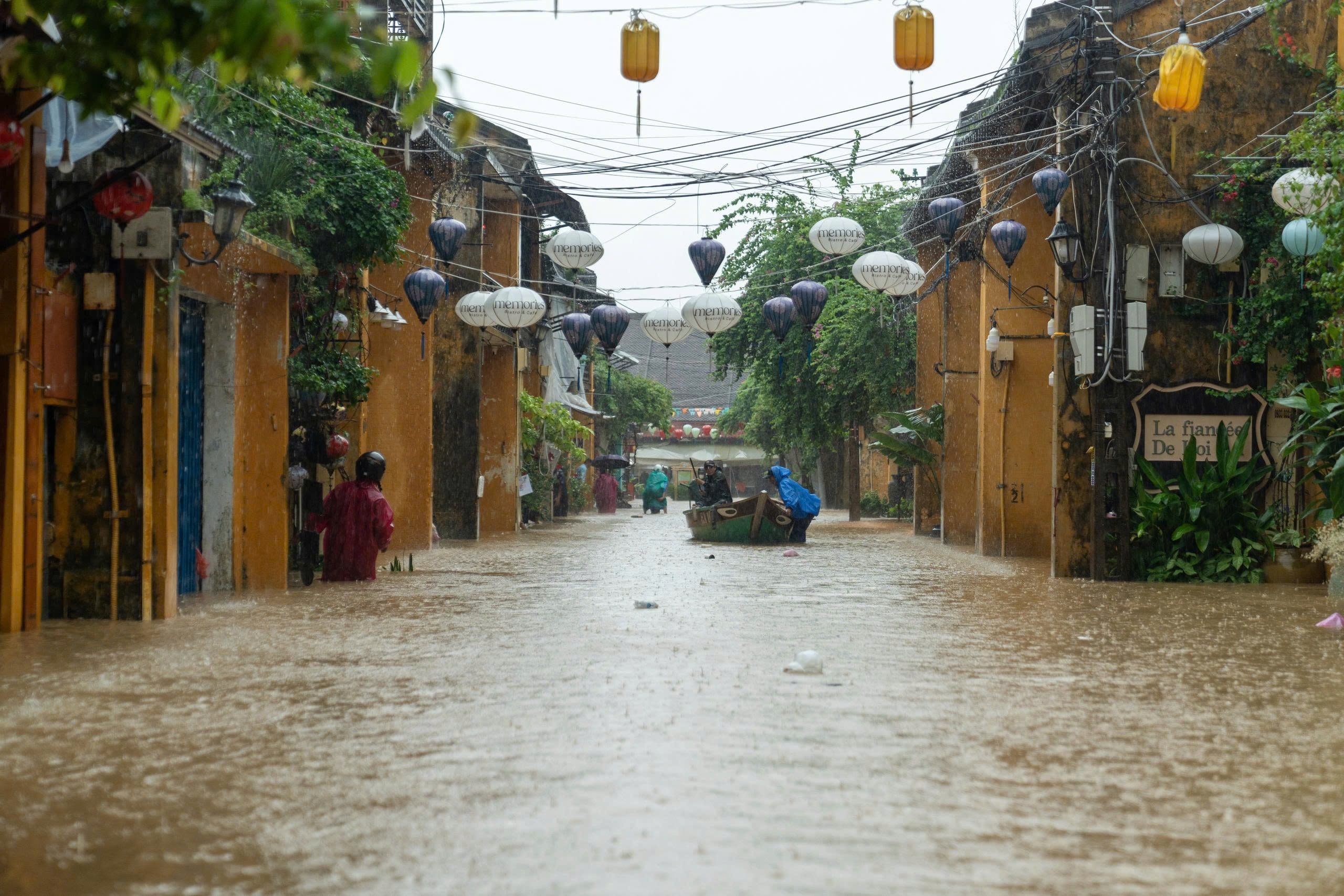 Phố cổ Hội An ngập nặng - Ảnh 18.