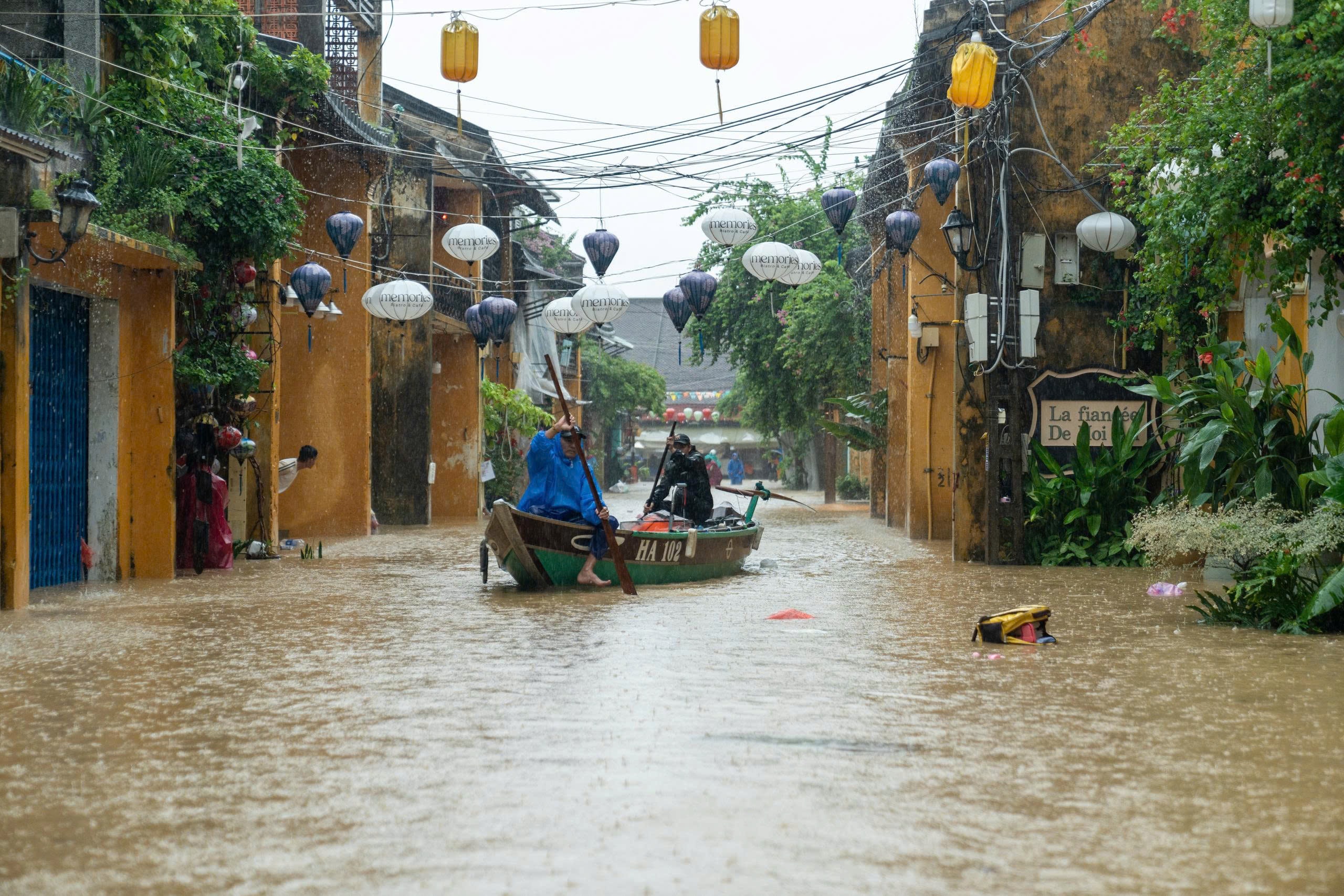 Phố cổ Hội An ngập nặng - Ảnh 22.