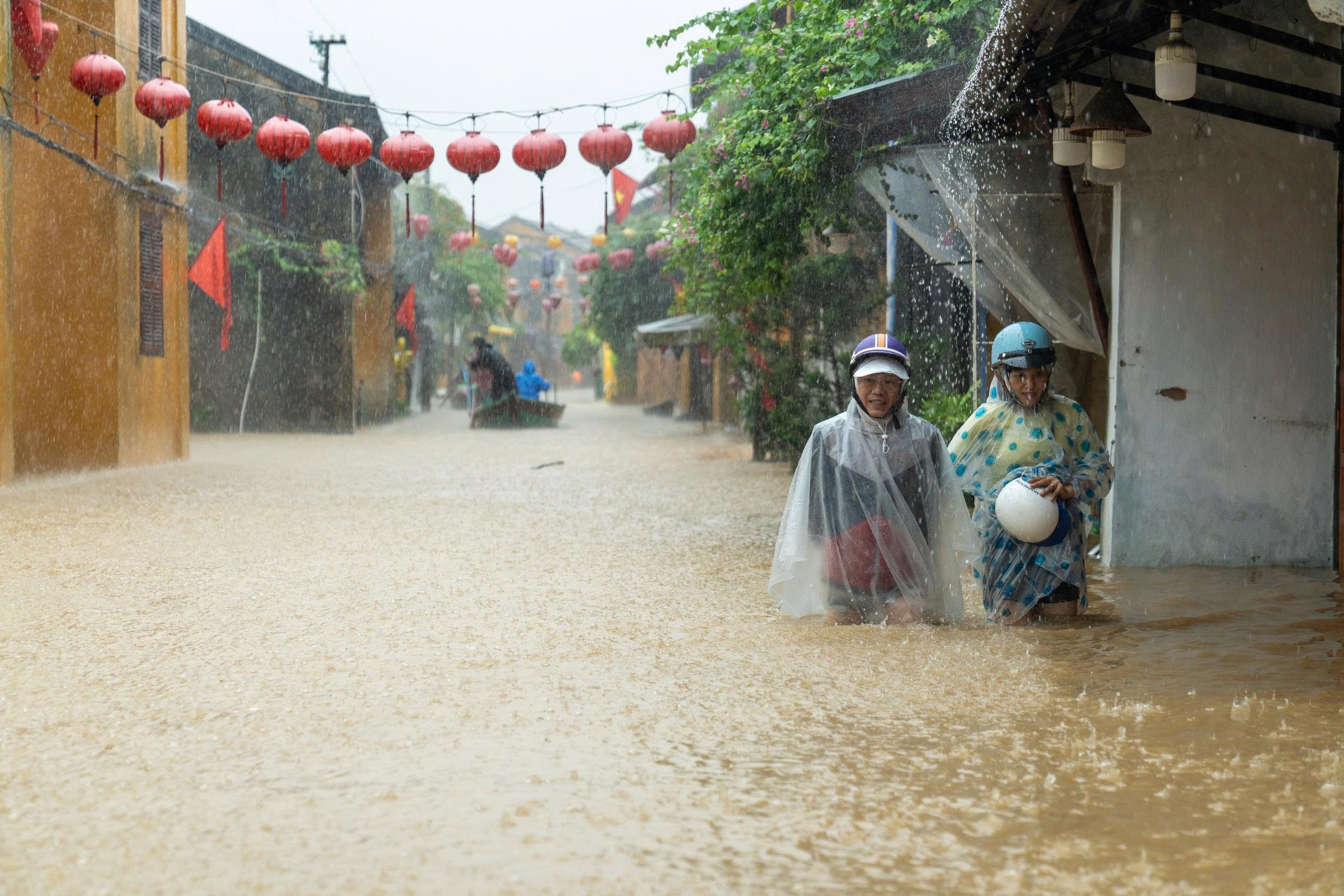 Phố cổ Hội An ngập nặng - Ảnh 28.