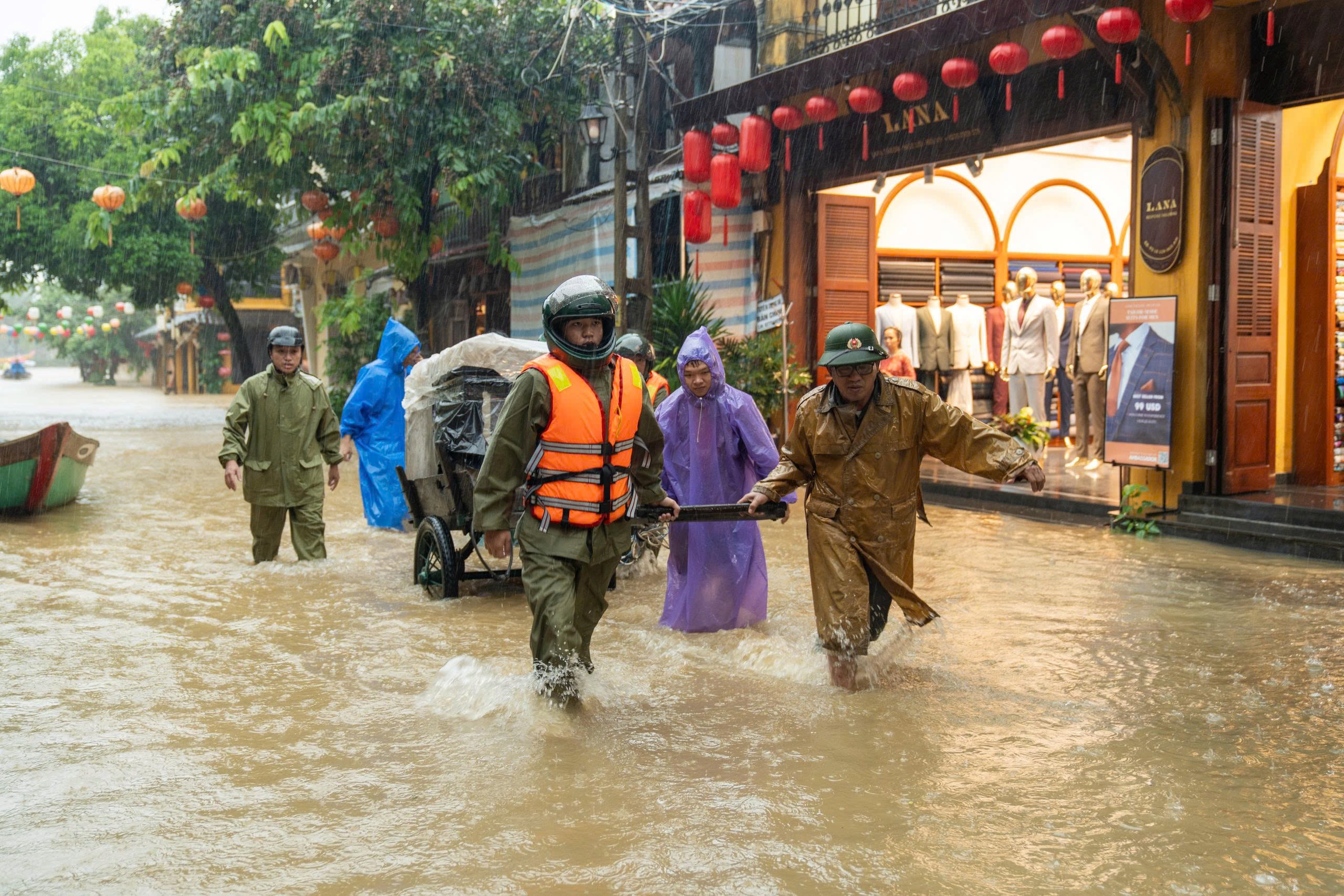 Phố cổ Hội An ngập nặng - Ảnh 11.