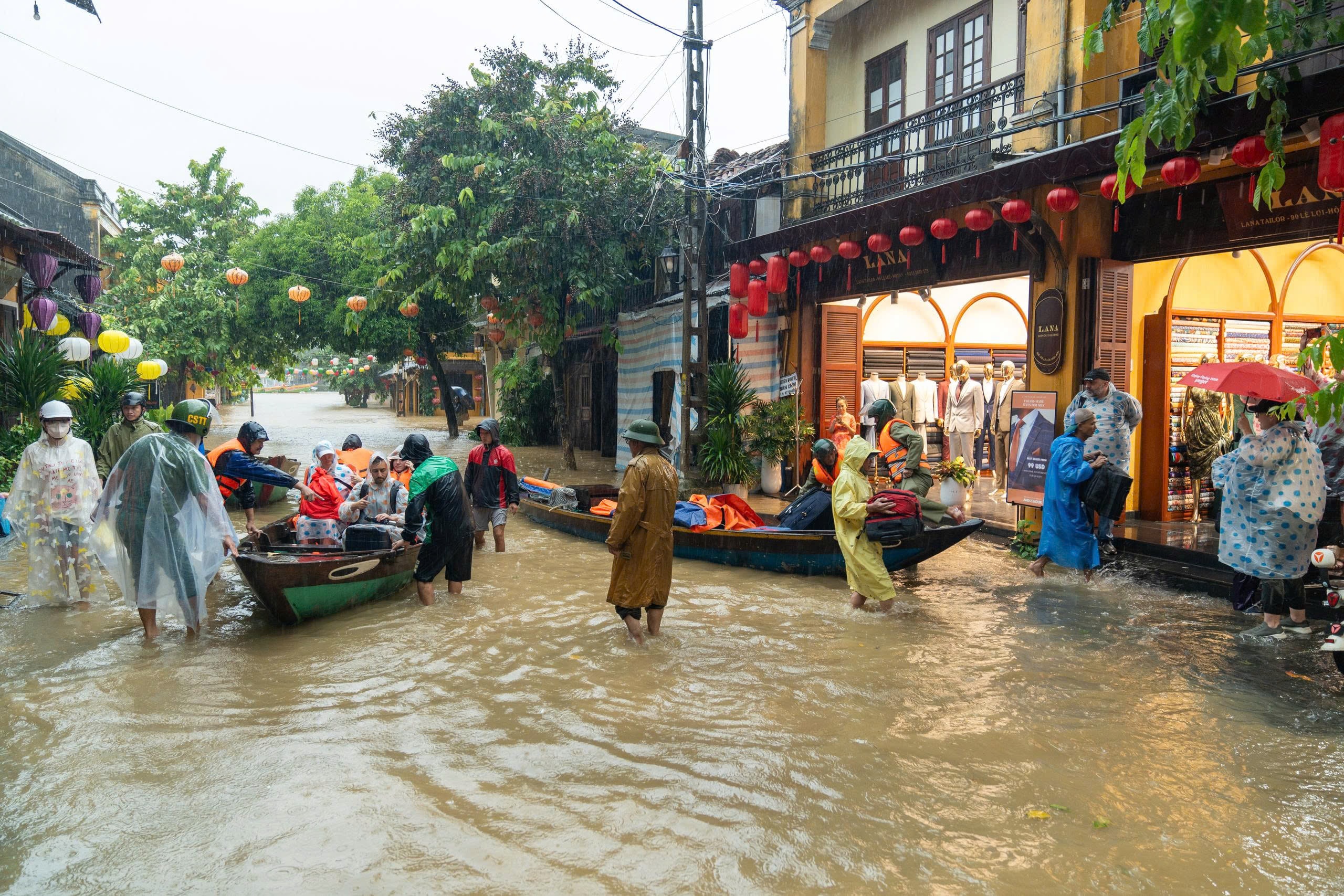 Phố cổ Hội An ngập nặng - Ảnh 21.