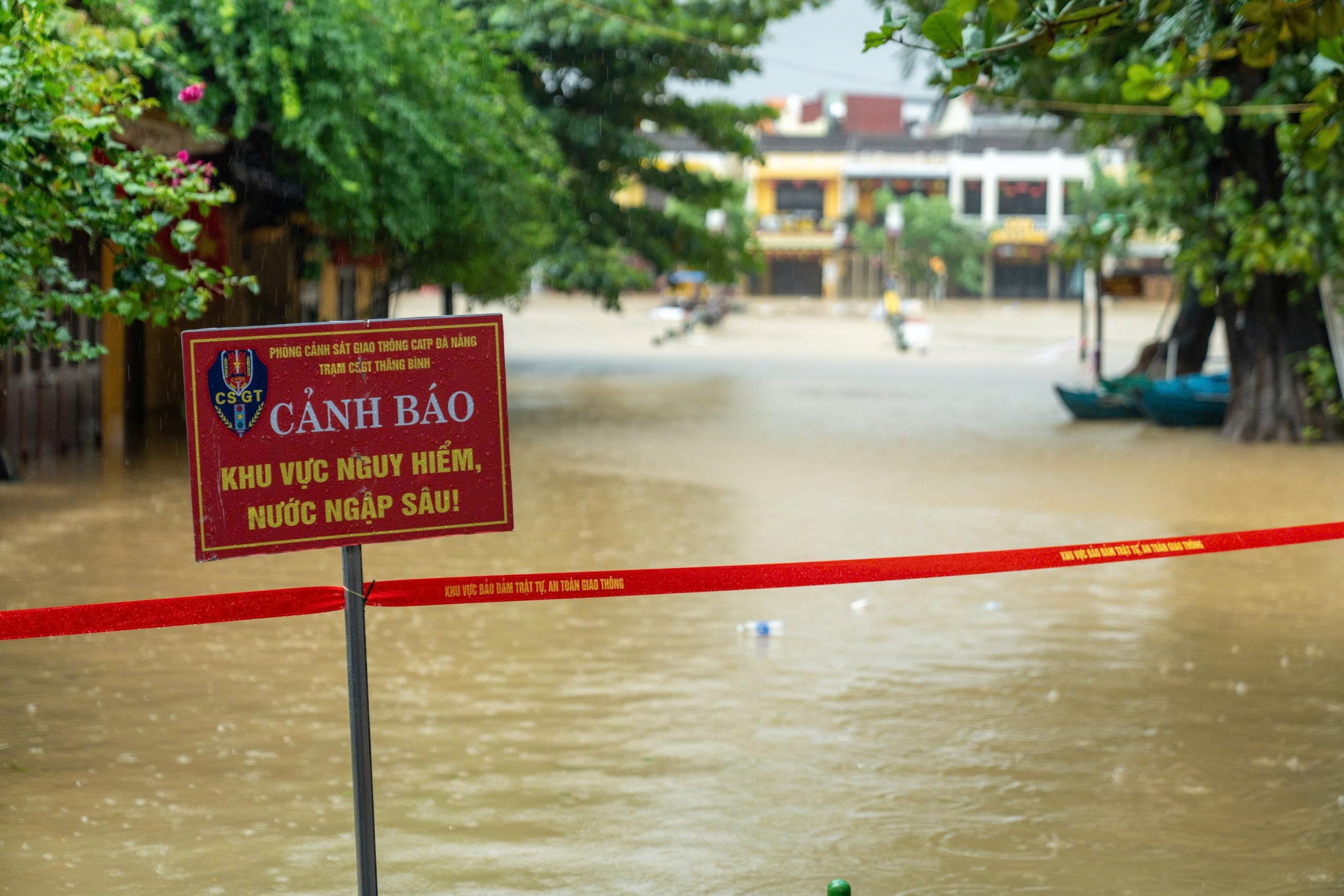 Phố cổ Hội An ngập nặng - Ảnh 23.