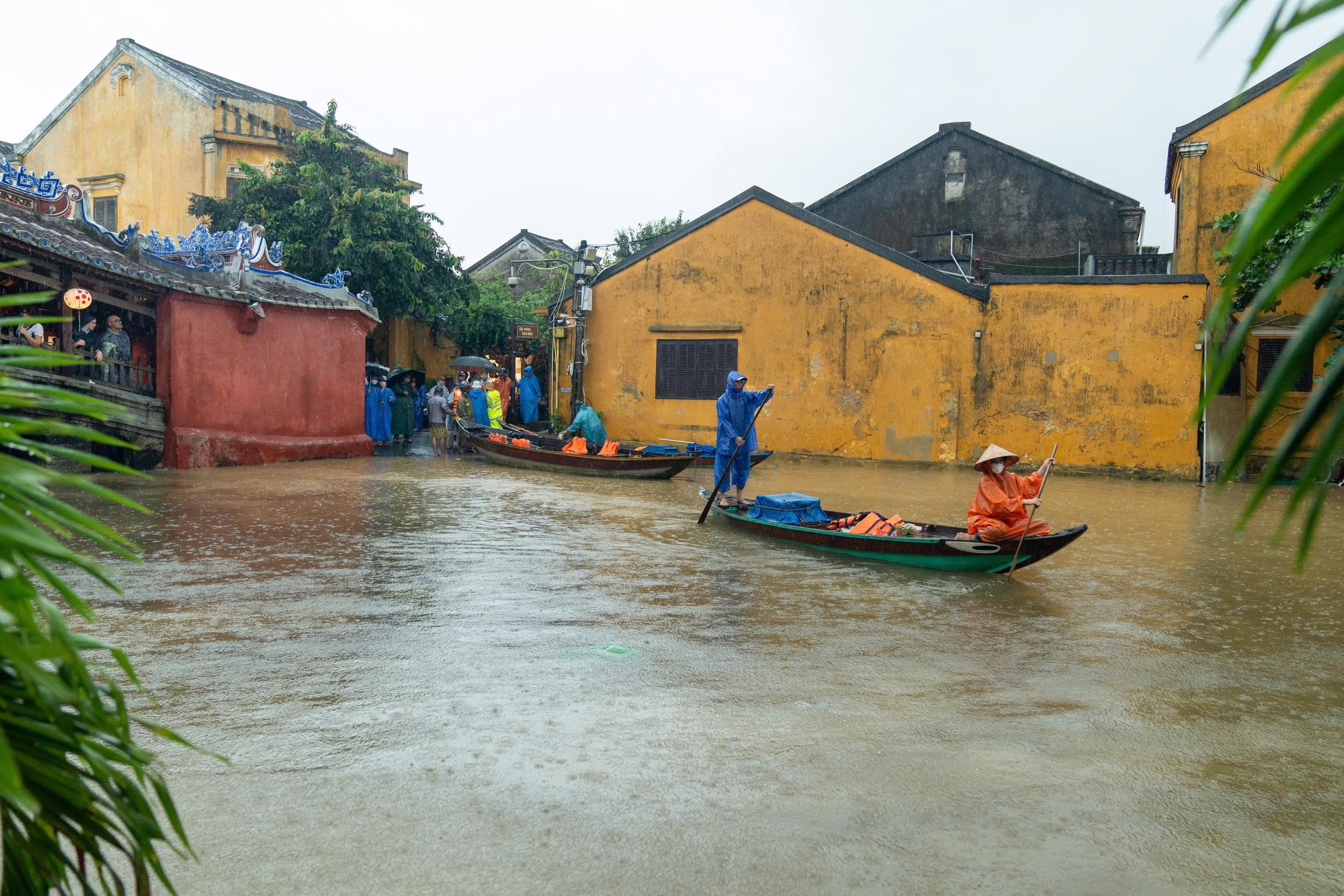 Phố cổ Hội An ngập nặng - Ảnh 10.