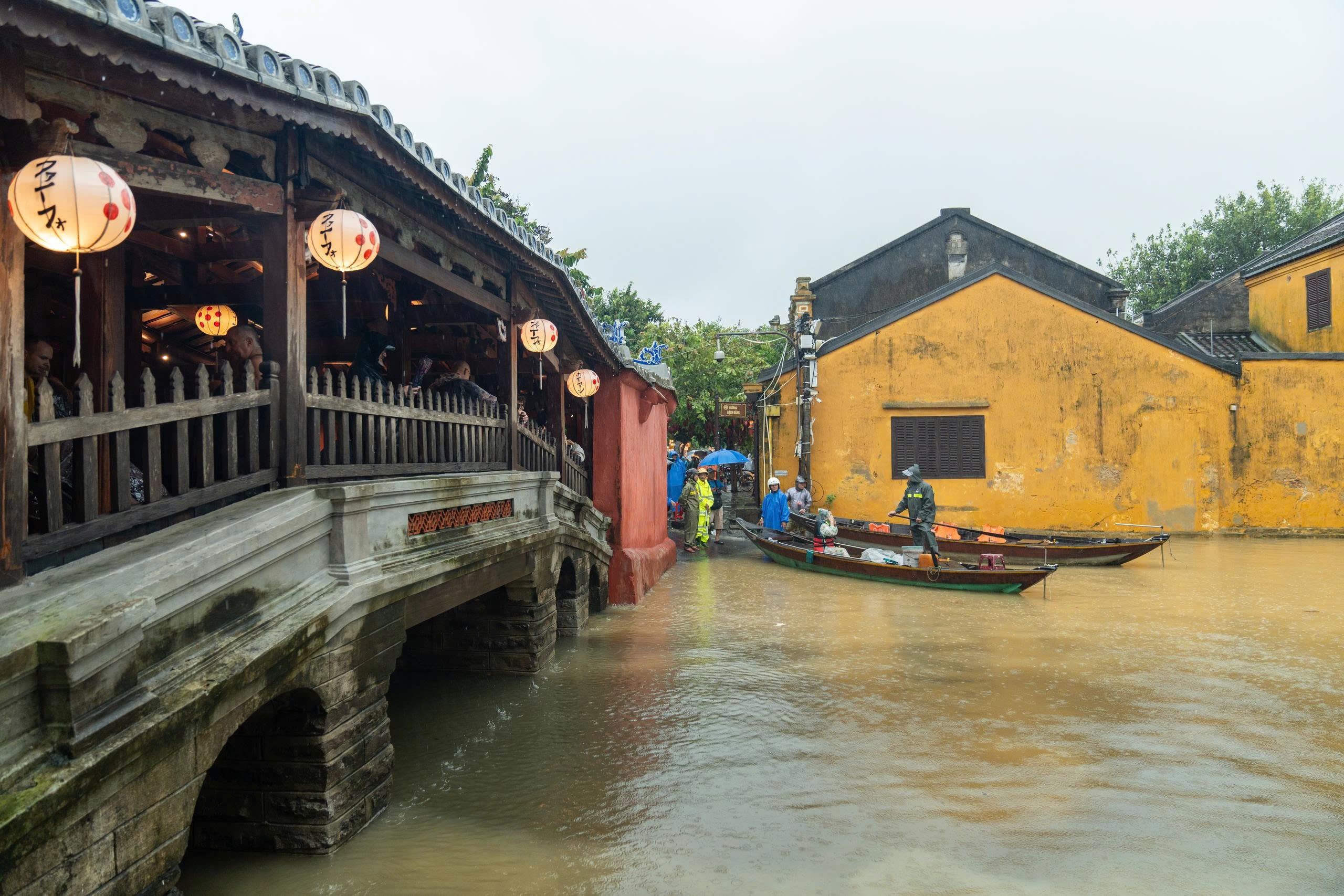 Phố cổ Hội An ngập nặng - Ảnh 9.