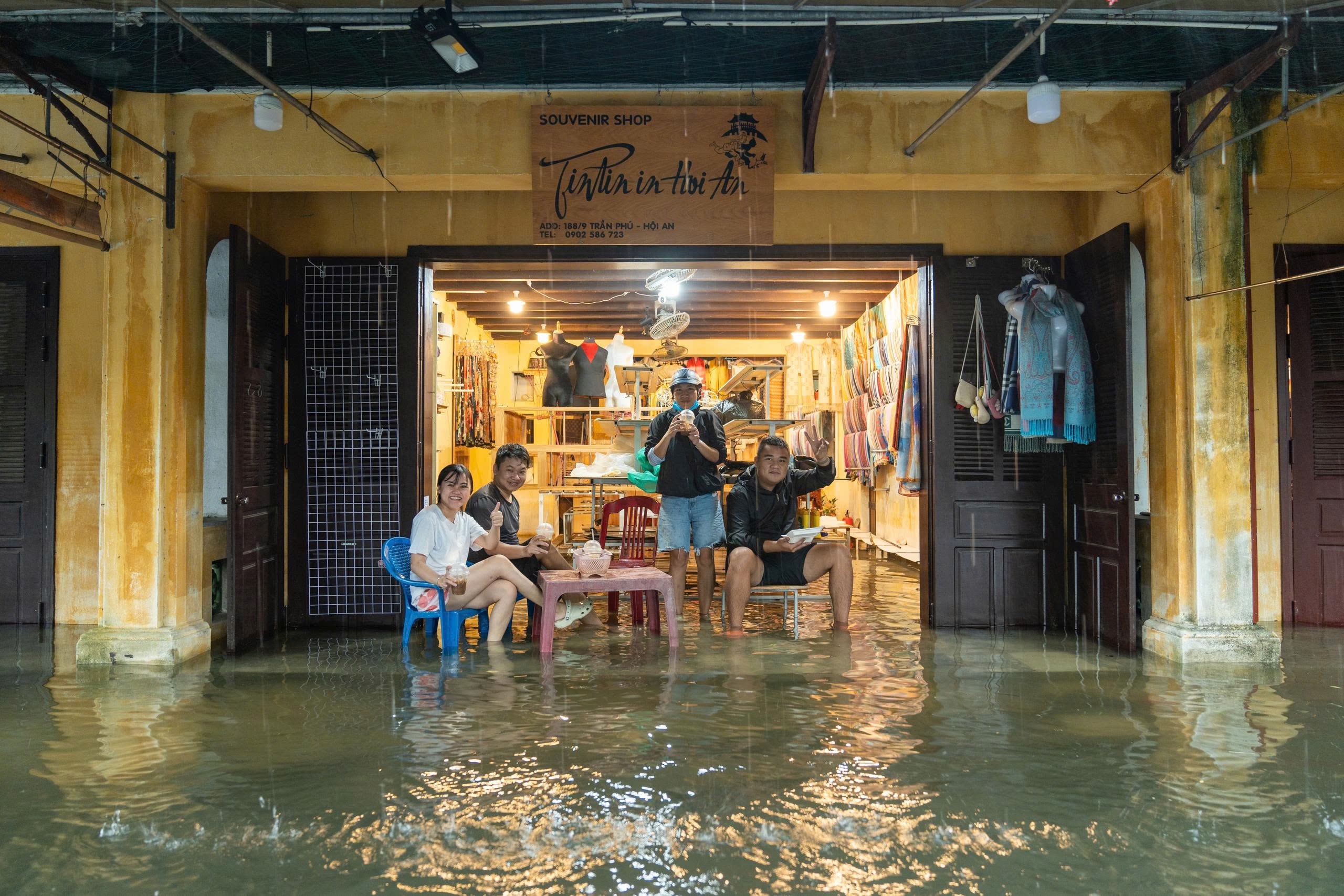 Phố cổ Hội An ngập nặng - Ảnh 14.