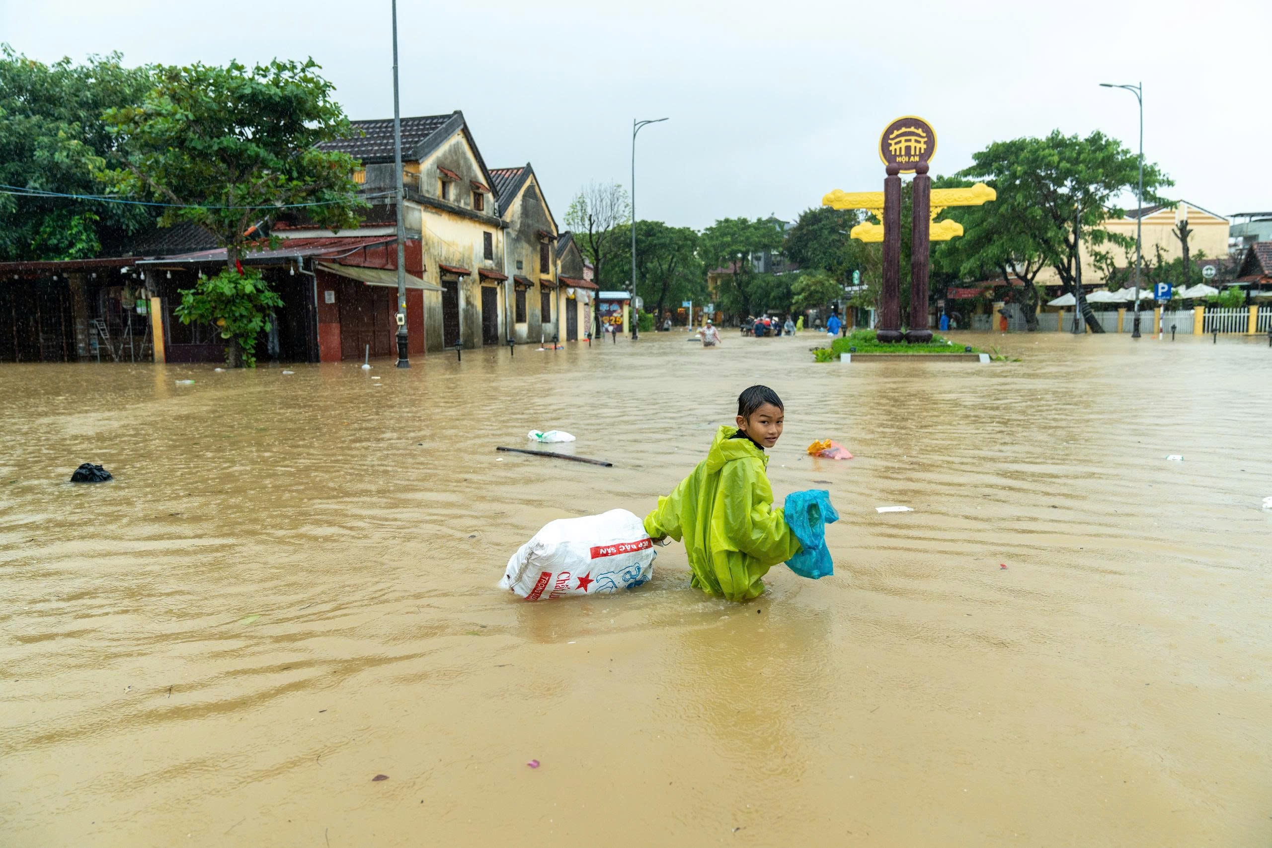 Phố cổ Hội An ngập nặng - Ảnh 31.