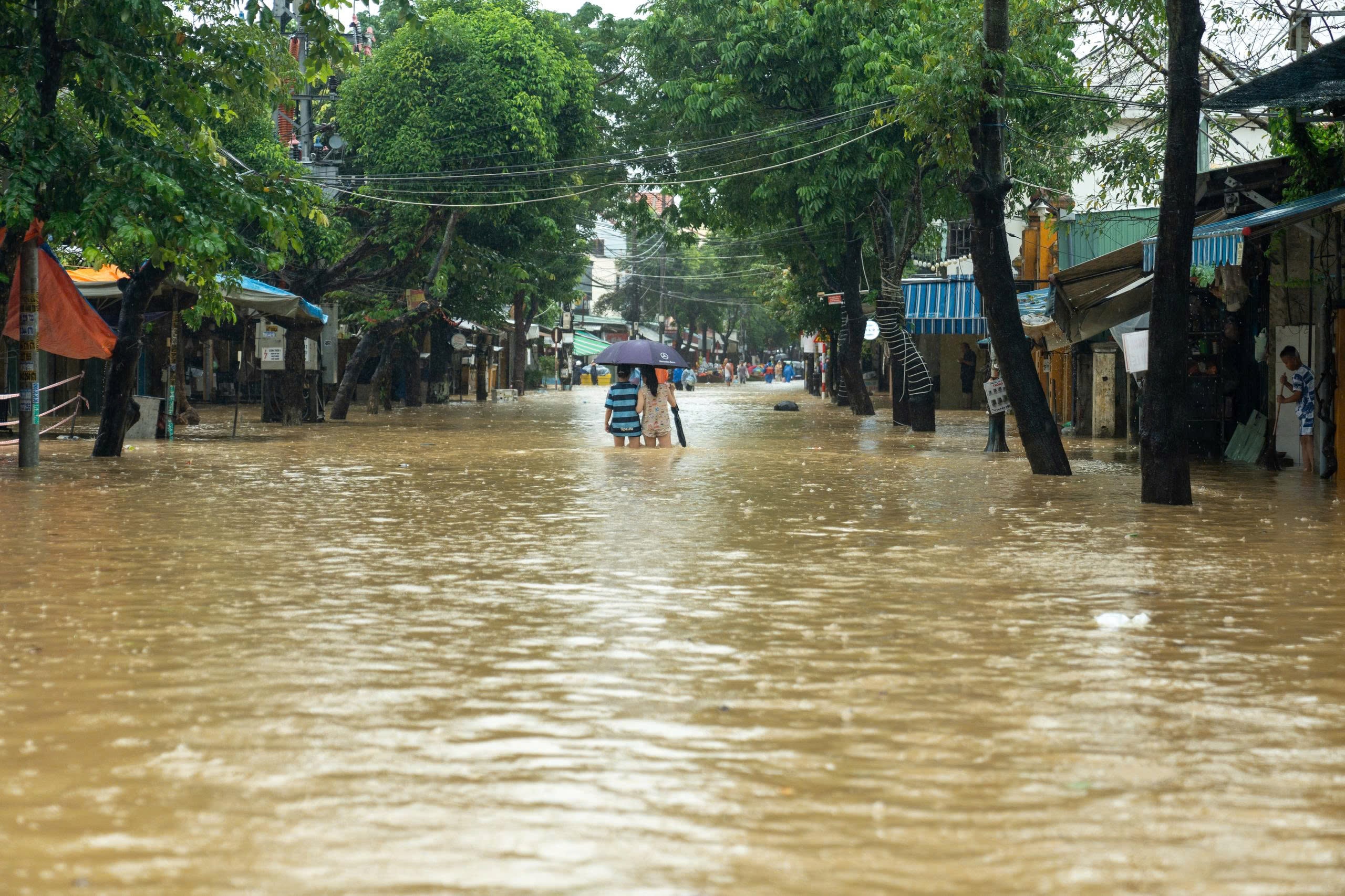 Phố cổ Hội An ngập nặng - Ảnh 26.