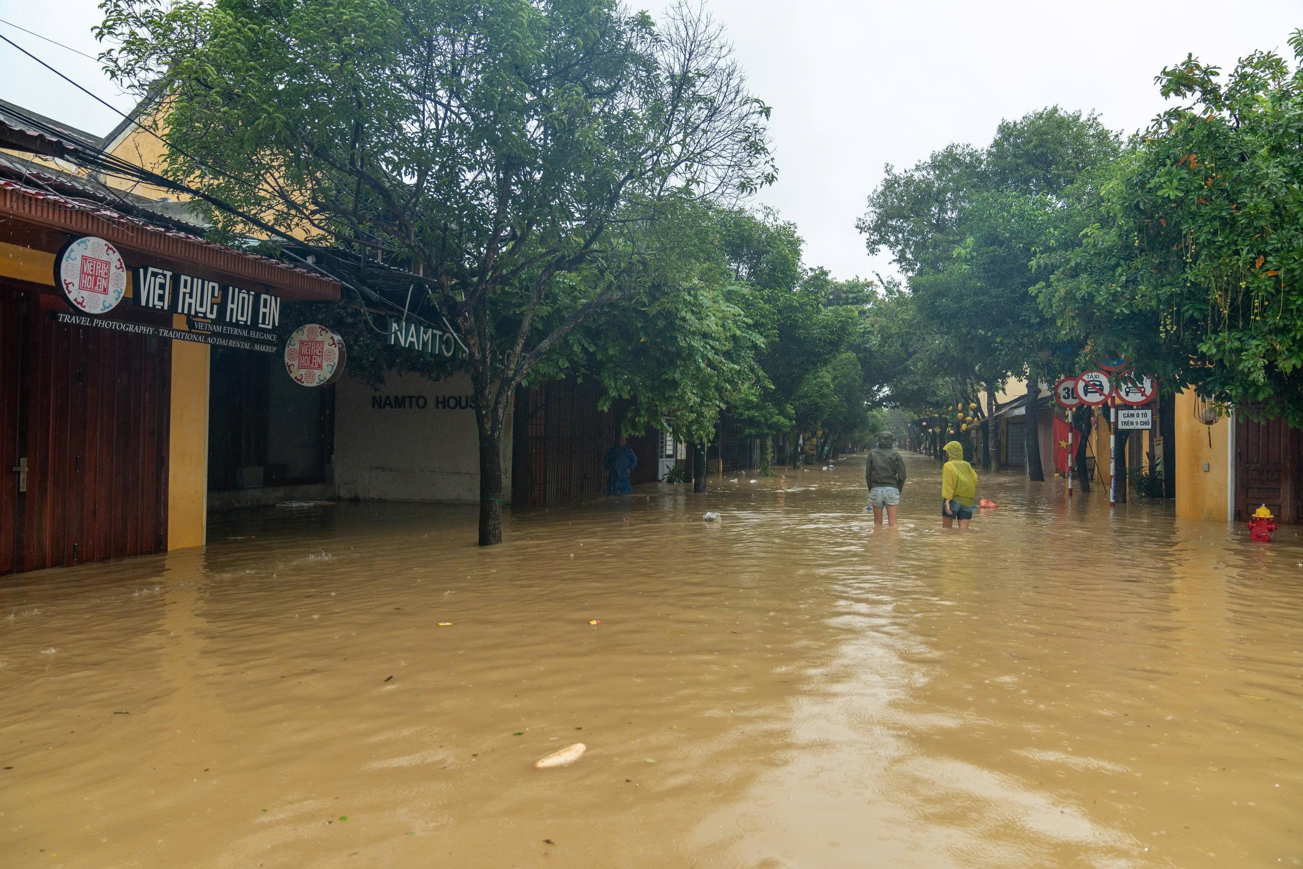 Phố cổ Hội An ngập nặng - Ảnh 29.