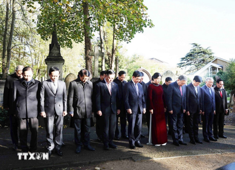 Tổng Bí thư Tô Lâm và Phu nhân cùng Đoàn đại biểu cấp cao Việt Nam tưởng niệm trước mộ Karl Marx - Lãnh tụ của giai cấp vô sản. (Ảnh: Thống Nhất/TTXVN)