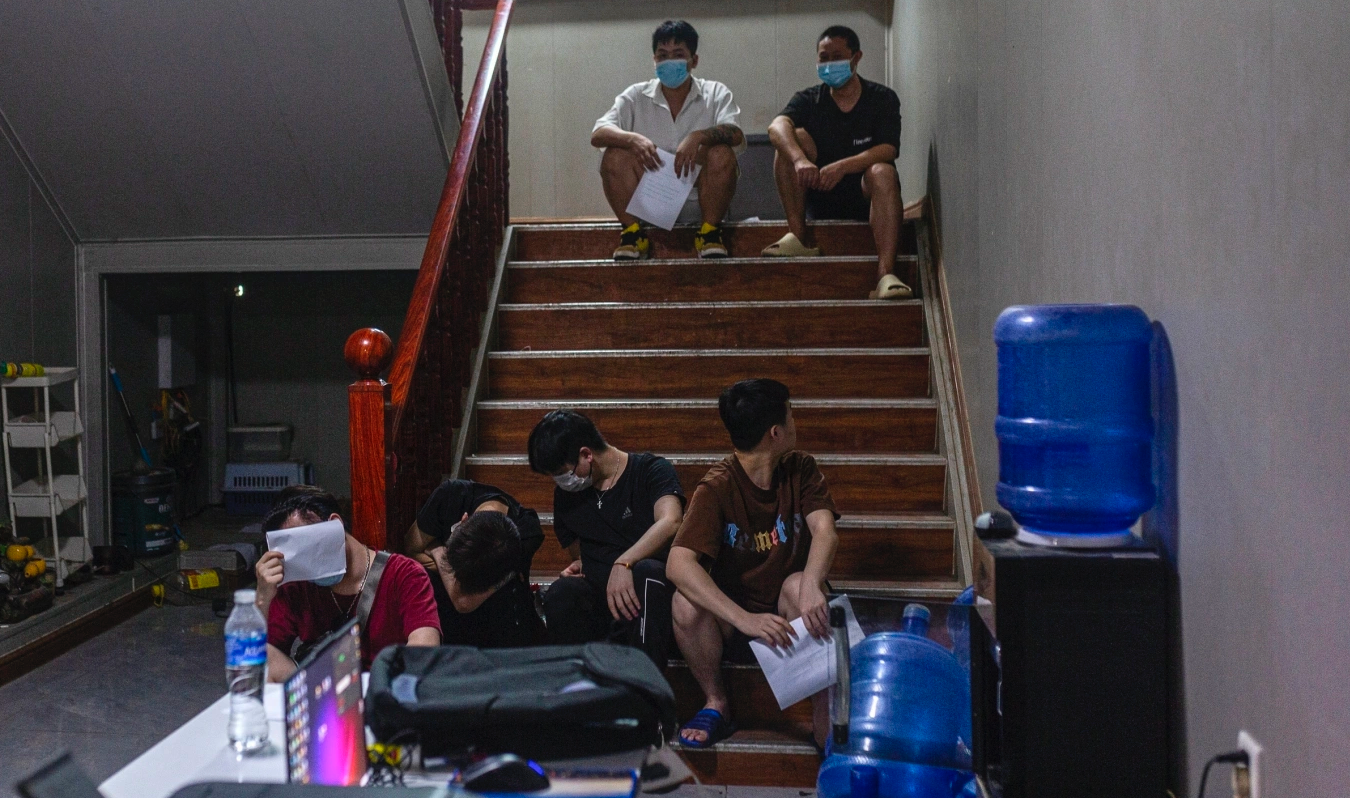 Nhóm người làm việc tại trung tâm lừa đảo và các nạn nhân ở Shwe Kokko, thị trấn Myawaddy, Myanmar. (Ảnh: Getty)