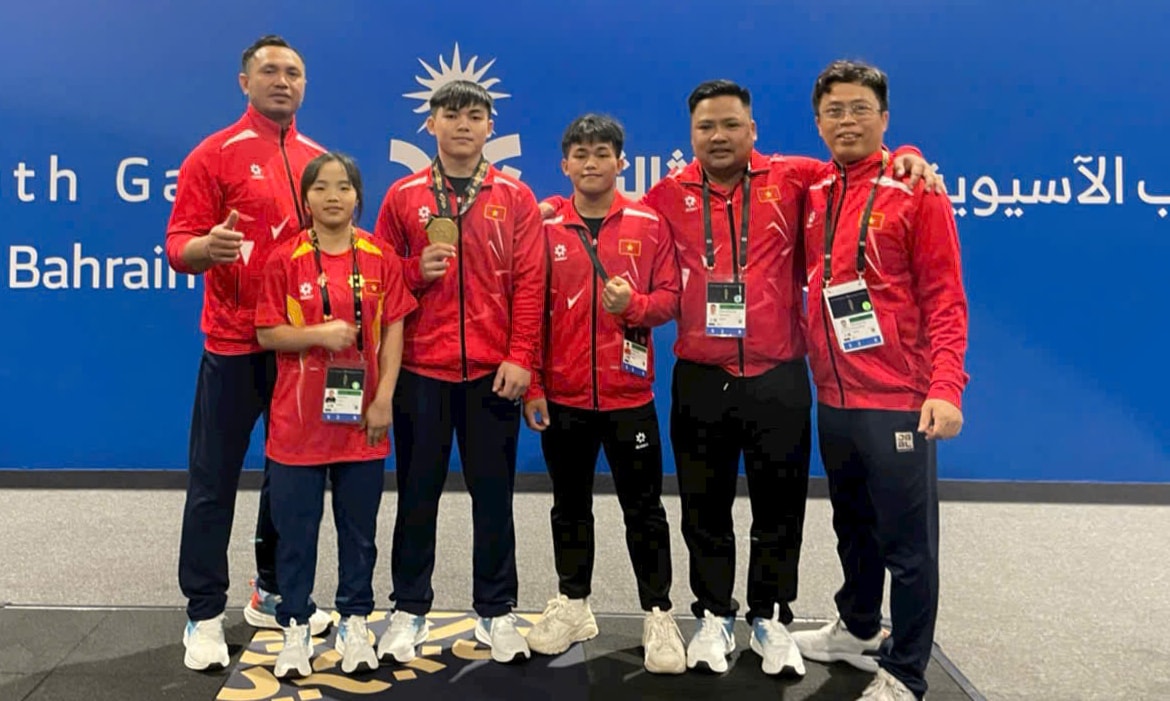 Nguyễn Thành Duy (thứ ba từ trái sang) giành huy chương vàng đầu tiên cho đoàn Việt Nam tại Đại hội thể thao trẻ châu Á 2025.