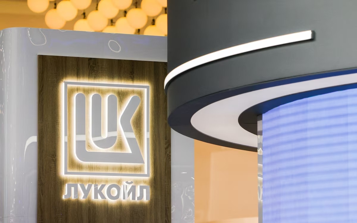Logo của Tập đoàn Lukoil tại Diễn đàn Kinh tế Quốc tế St. Petersburg (SPIEF) (Ảnh: Reuters)