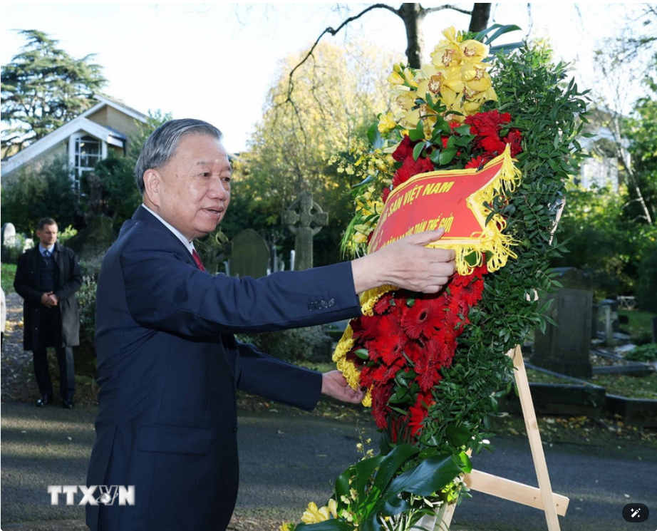 Tổng Bí thư Tô Lâm đặt vòng hoa viếng tại mộ Karl Marx - Lãnh tụ của giai cấp vô sản. (Ảnh: Thống Nhất/TTXVN)