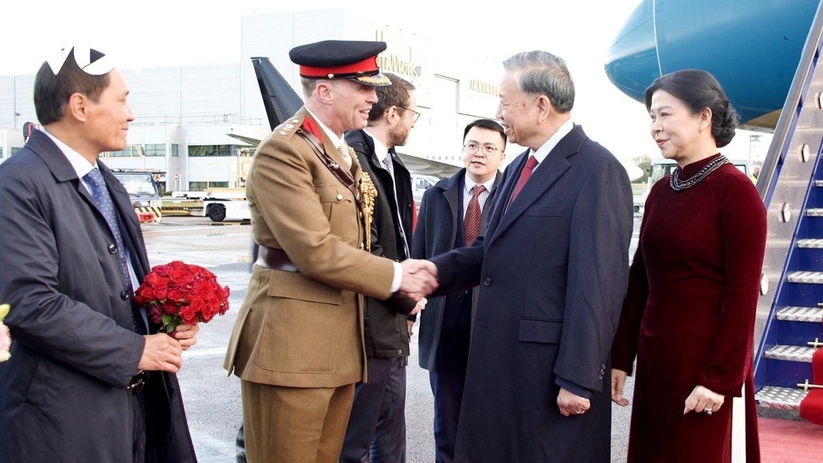 Tổng Bí thư Tô Lâm cùng Phu nhân và đoàn đại biểu cấp cao nước ta tới sân bay London Stansted, bắt đầu các hoạt động trong chương trình thăm chính thức Liên hiệp Vương quốc Anh và Bắc Ireland theo lời mời của Thủ tướng Keir Starmer. (Ảnh: VOV)
