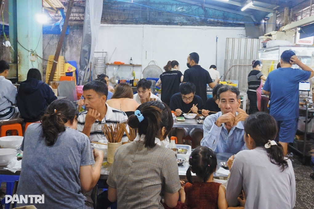 Quán cháo 34 năm tuổi ở TPHCM: Khách xếp hàng dài, đợi 30 phút mới có ăn - 5