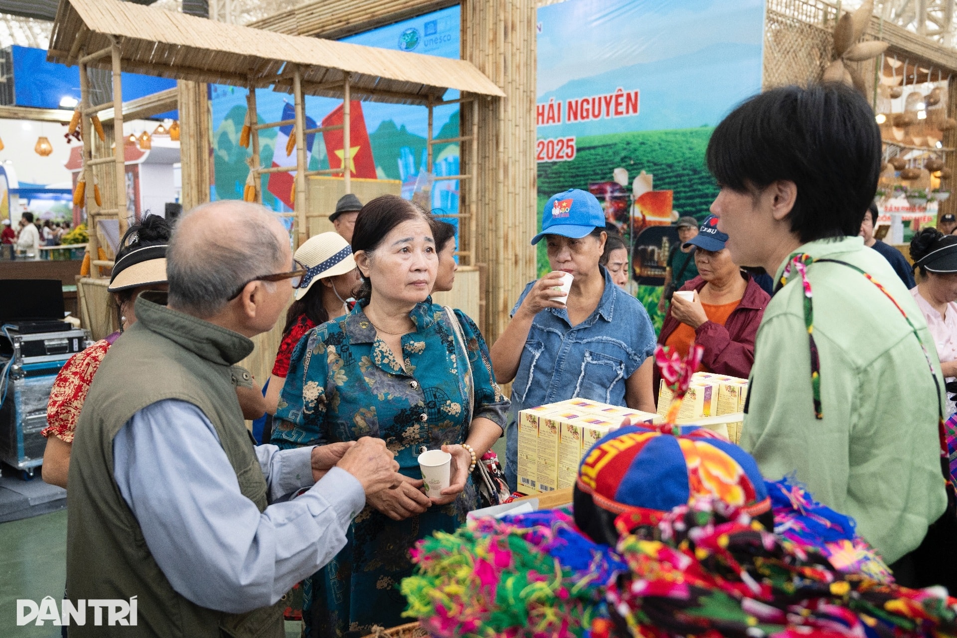 Sắc màu Tây Bắc nổi bật giữa không gian Hội chợ Mùa Thu - 2