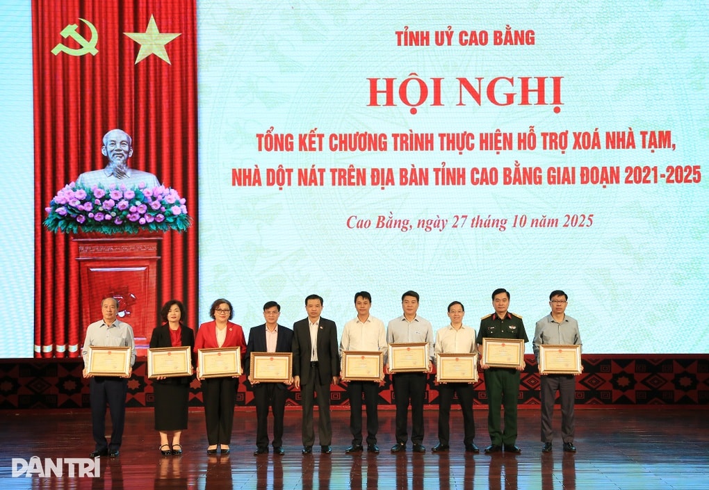 Báo Dân trí nhận bằng khen trong công tác xóa nhà tạm tại Cao Bằng - 1 Báo Dân trí nhận bằng khen trong công tác xóa nhà tạm tại Cao Bằng - 1