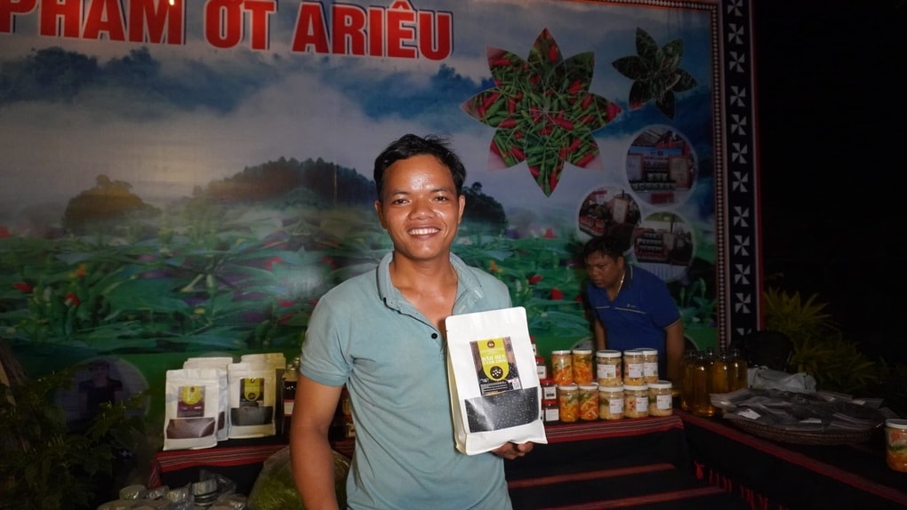 Nam sinh nghèo định danh làng triệu view với chiếc điện thoại trả góp  - 3