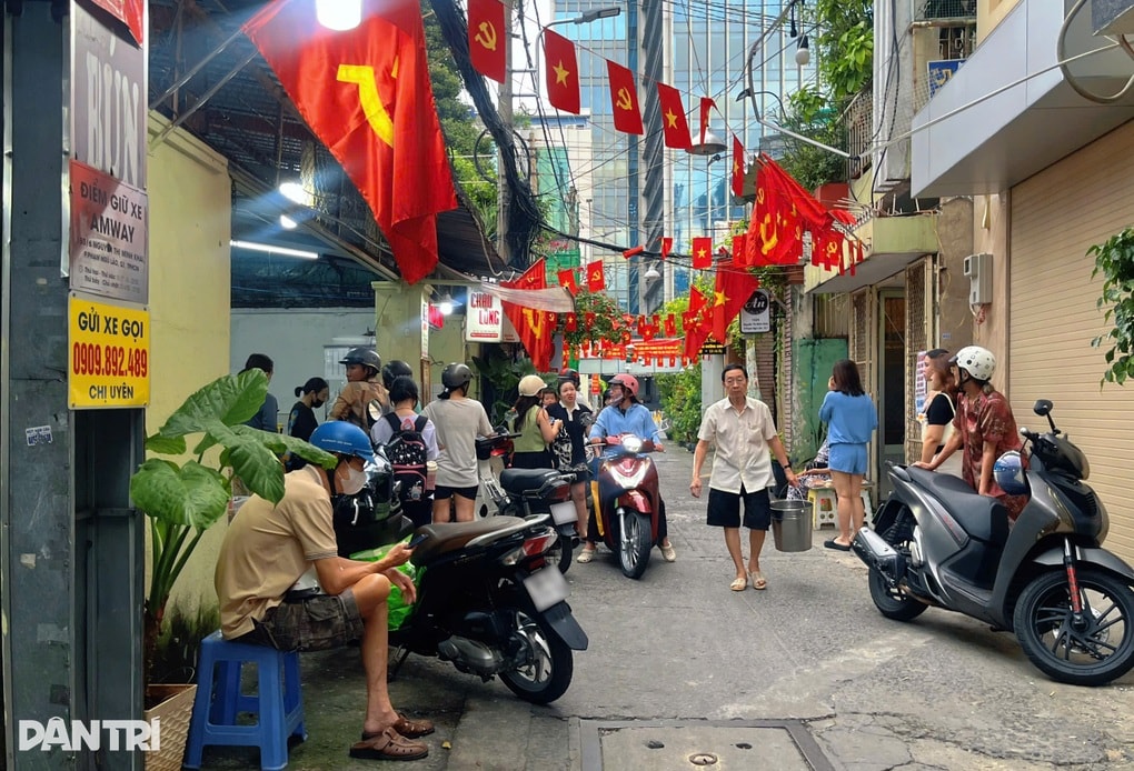 Quán cháo 34 năm tuổi ở TPHCM: Khách xếp hàng dài, đợi 30 phút mới có ăn - 1