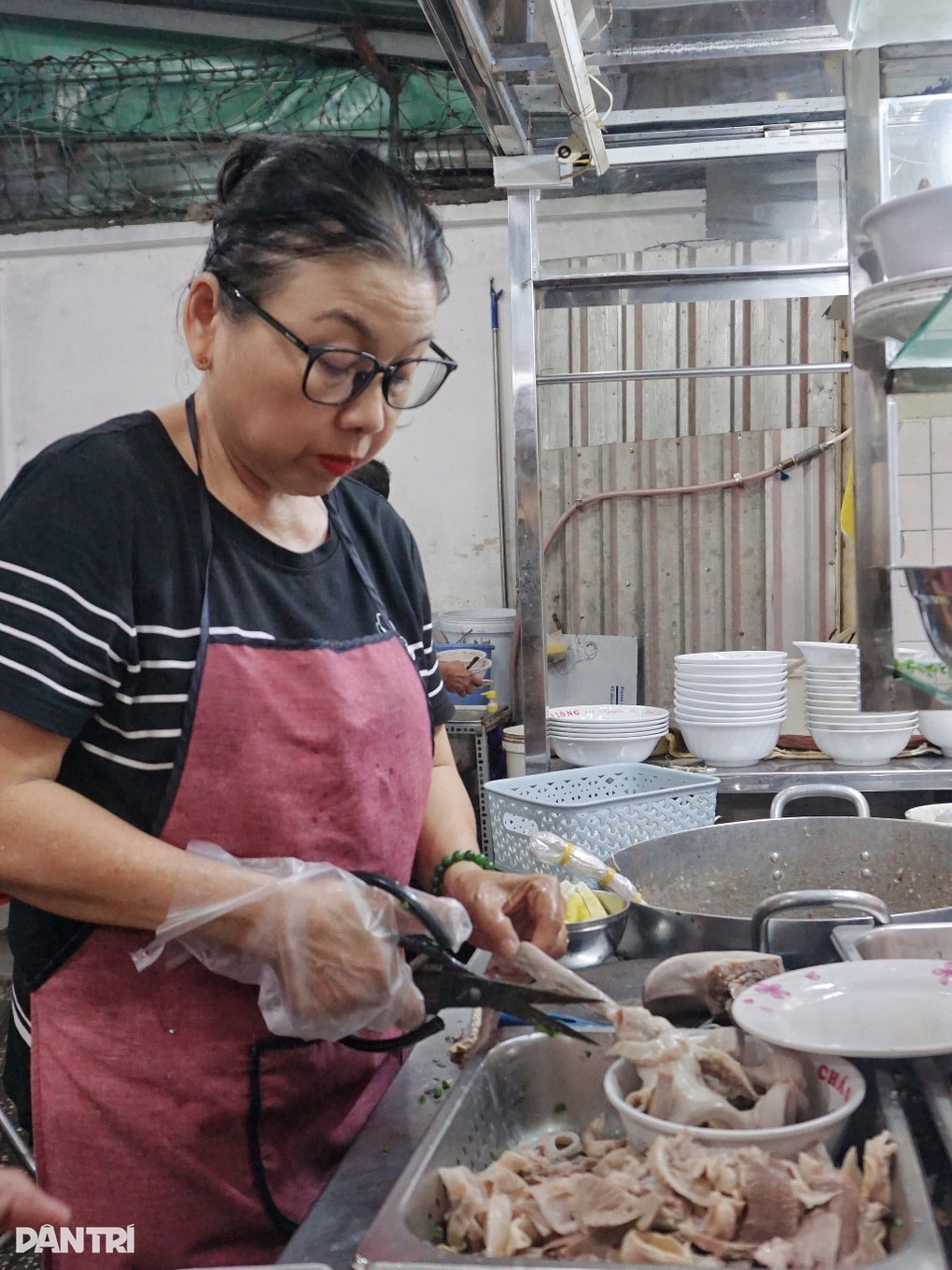 Quán cháo 34 năm tuổi ở TPHCM: Khách xếp hàng dài, đợi 30 phút mới có ăn - 2