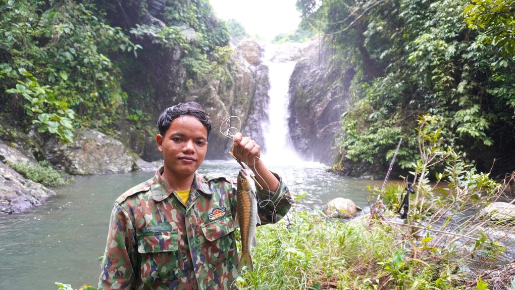 Nam sinh nghèo định danh làng triệu view với chiếc điện thoại trả góp  - 2