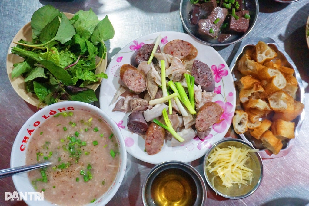 Quán cháo 34 năm tuổi ở TPHCM: Khách xếp hàng dài, đợi 30 phút mới có ăn - 4