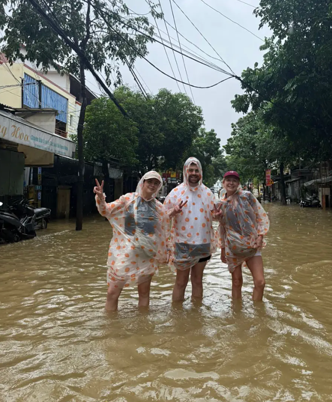 Gia đình Gemma mặc áo mưa, lội nước ở Hội An.