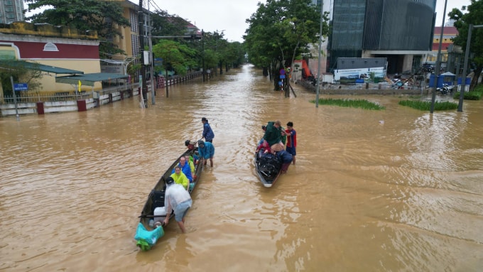 Các đoàn khách được sơ tán bằng thuyền khỏi khu vực ngập sâu ở Huế. Ảnh: Võ Thạnh