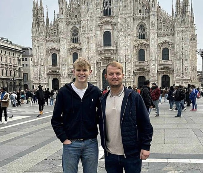 Du khách tiết kiệm tiền bằng cách bay từ Anh sang Italy ăn mỳ  - 1