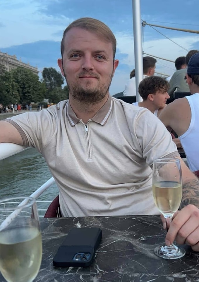 James Moody chụp ảnh khi đang ở Italy. Ảnh: DM