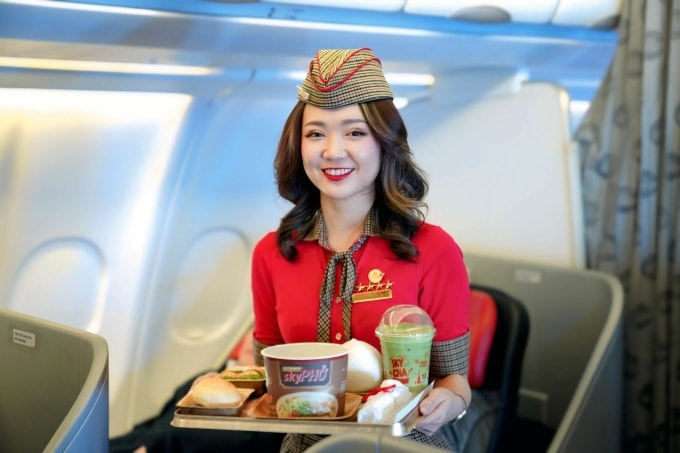 Tiếp viên của Vietjet phụ vụ các món ăn tươi nóng trên máy bay. Ảnh: Tài Nguyễn