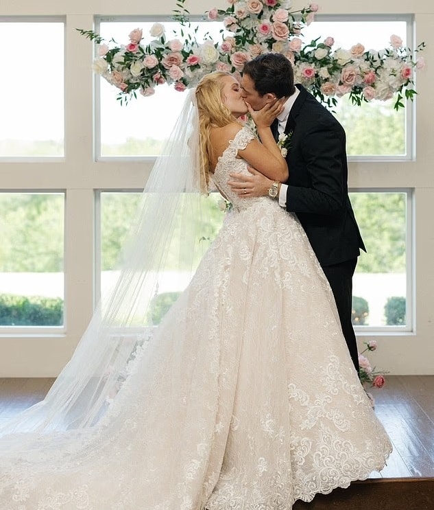 Kaytlin và Drew Brown khóa môi lần đầu trong lễ cưới. Ảnh: Jaycee Quinn