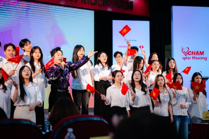 Đại sứ Quỹ Chạm Yêu Thương - ca sĩ Tùng Dương giao lưu cùng tình nguyện viên tại lễ ra mắt. Ảnh: Techcombank