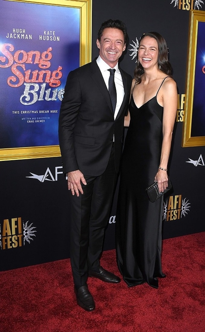 Hugh Jackman và người yêu trên thảm đỏ nhà hát TCL Chinese Theatre hôm 26/10. Ảnh: FilmMagic