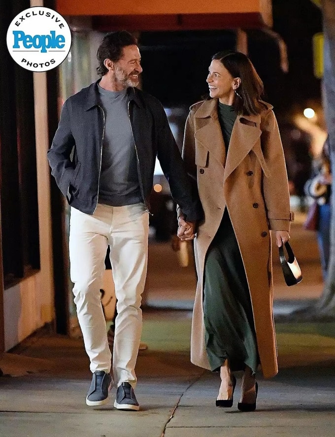 Hai nghệ sĩ nắm tay nhau trên phố California đầu năm. Ảnh: The Image Direct