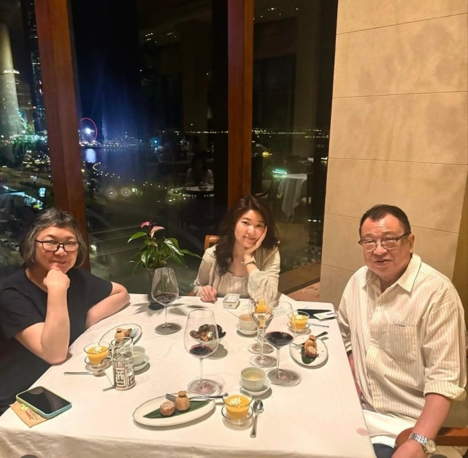 Hứa Thiệu Hùng bên vợ và con gái, tài tử và bà Long Yến Nhi kết hôn 33 năm. Ảnh: HK01