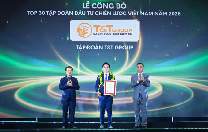 Ông Đỗ Vinh Quang, Phó Chủ tịch HĐQT Tập đoàn T&T Group nhận danh hiệu Alpha 30 - Top 30 Tập đoàn đầu tư chiến lược Việt Nam năm 2025. Ảnh: T&T Group