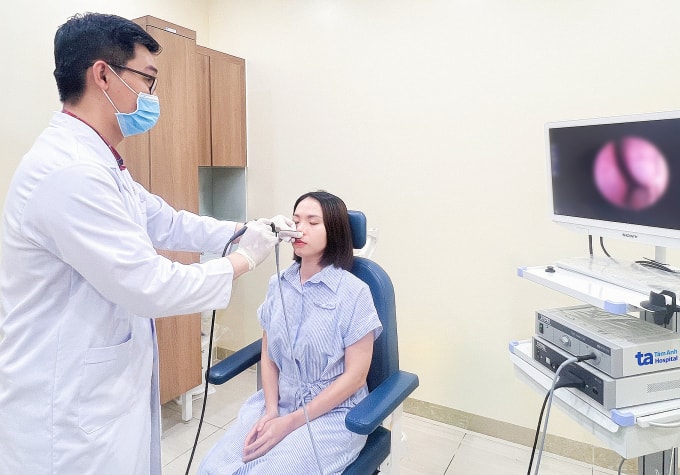 Bác sĩ Xuân Nguyên đang nội soi mũi cho một người bệnh. Ảnh minh họa: Phòng khám Đa khoa Tâm Anh Quận 7
